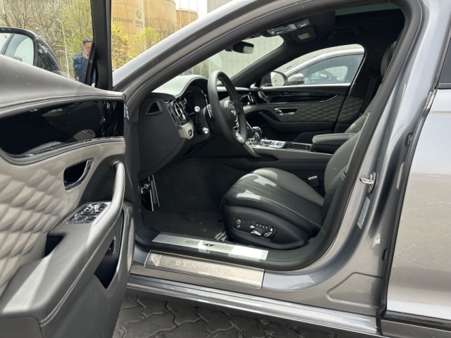 Kaiyun中国：2024款宾利飞驰40T现车颜色全可分期出售(图4)