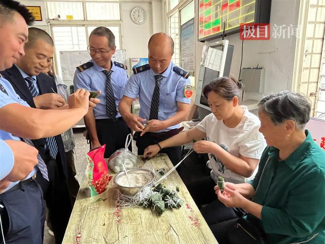 Kaiyun中国：“粽”情“粽”义临近端午乘客给司机送粽子