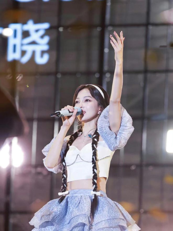 Kaiyun中国:惊叹不已!张韶涵41岁新造型亮相飒爽女王范儿尽显原因竟揭晓(图4)