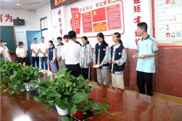 开云网站：匠人装饰公司到宜宾市南溪区桂溪中学开展2024年春期爱心助学活动(图2)