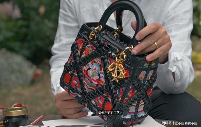 开云网站：各国艺术家全新演绎LADYDIOR手袋(图2)