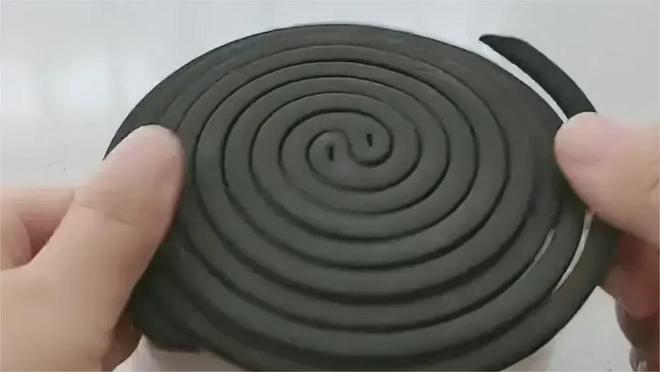 开云网站：才知道原来拆蚊香无需再用手拆学会这一招3秒就能自动分离(图2)