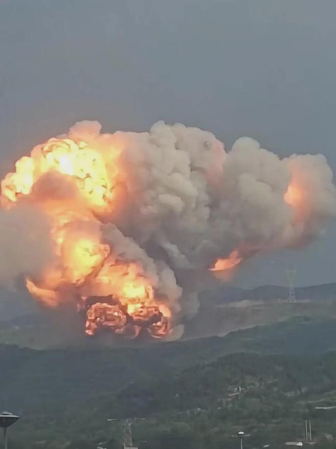 开云网站：突发！一火箭坠落起火？当地应急局回应(图5)