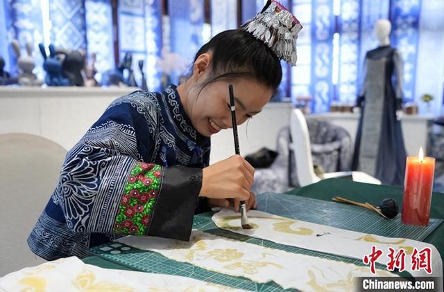 开云网站：贵州“Z世代”苗族女孩染出非遗新时尚