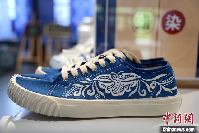 开云网站:贵州“Z世代”苗族女孩染出非遗新时尚(图3)