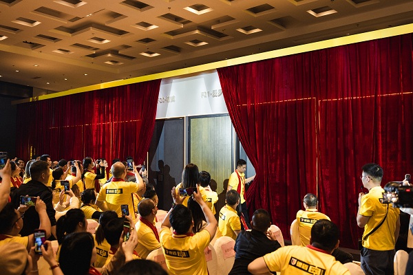 开云网站：创新引领拥抱变革德盾装甲门2024新品发布会掀起新一轮门业革命(图3)