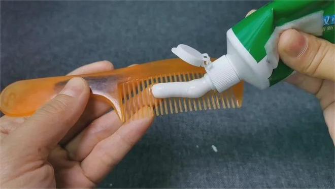 开云网站：把牙膏挤在梳子上效果太厉害了轻松解决很多男女朋友的烦恼！