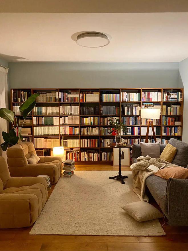 开云网站：四川女子家中藏书破千册满墙书柜成客厅主角网友直呼“太治愈”！(图7)