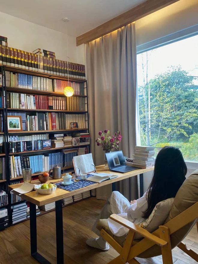 开云网站：四川女子家中藏书破千册满墙书柜成客厅主角网友直呼“太治愈”！(图3)