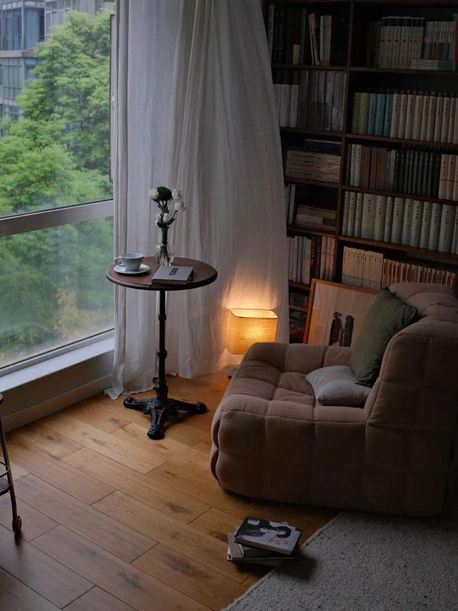 开云网站：四川女子家中藏书破千册满墙书柜成客厅主角网友直呼“太治愈”！(图2)