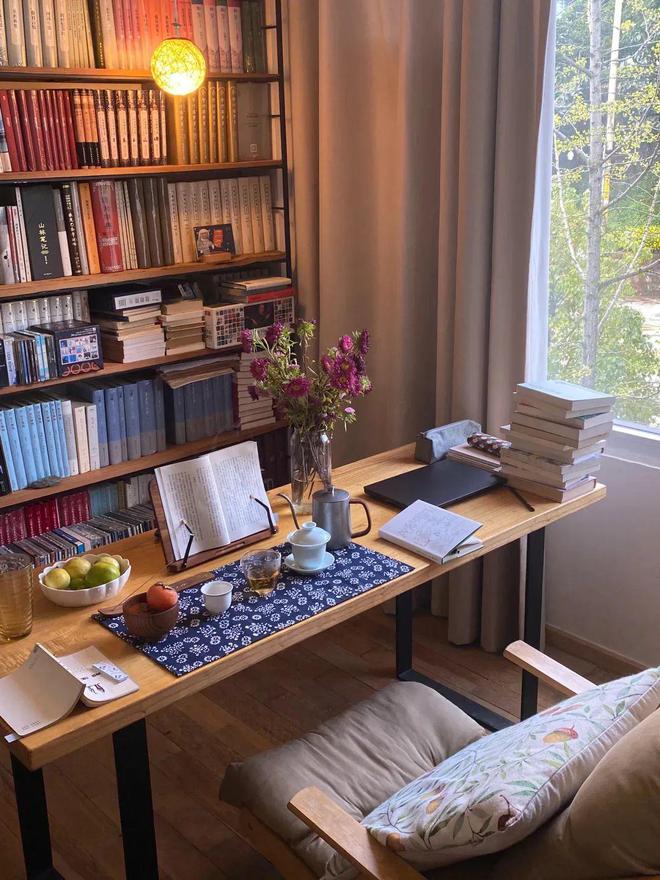 开云网站：四川女子家中藏书破千册满墙书柜成客厅主角网友直呼“太治愈”！(图4)