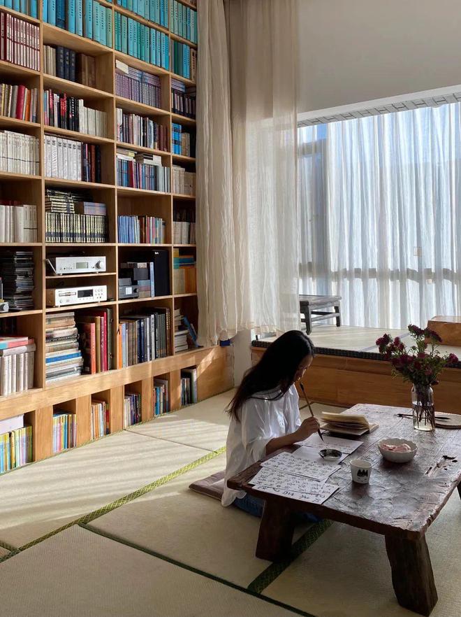 开云网站：四川女子家中藏书破千册满墙书柜成客厅主角网友直呼“太治愈”！(图6)