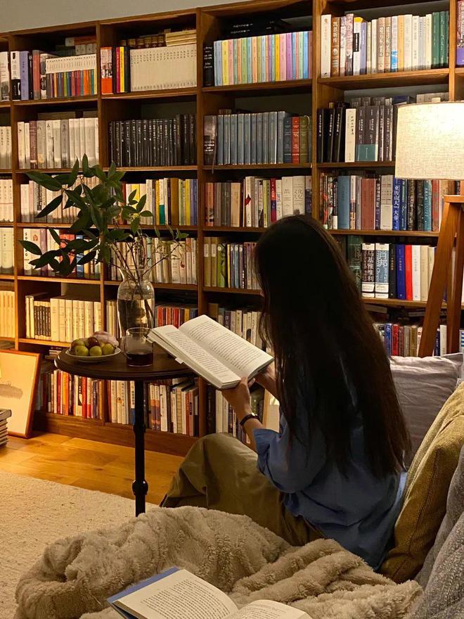 开云网站：四川女子家中藏书破千册满墙书柜成客厅主角网友直呼“太治愈”！(图8)
