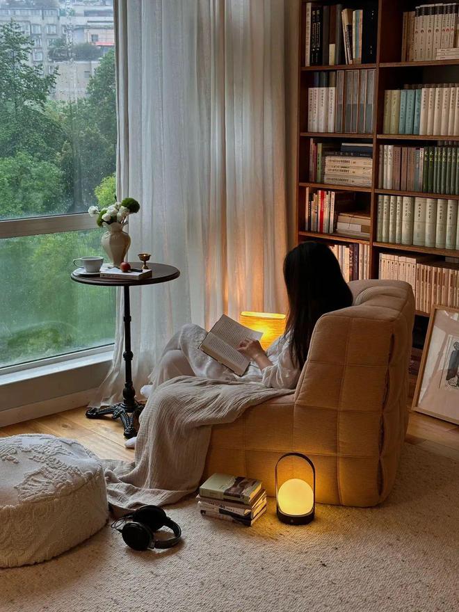 开云网站：四川女子家中藏书破千册满墙书柜成客厅主角网友直呼“太治愈”！