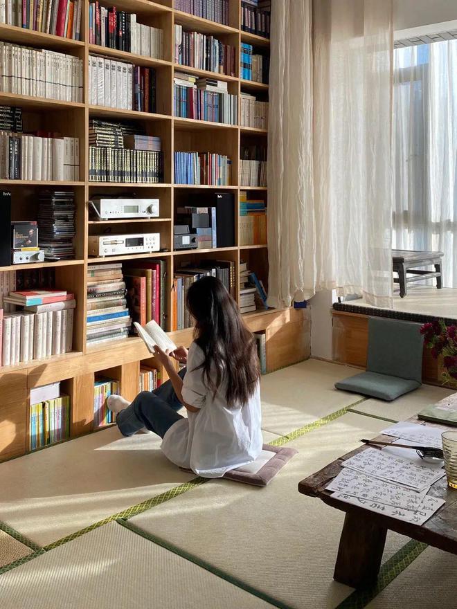 开云网站：四川女子家中藏书破千册满墙书柜成客厅主角网友直呼“太治愈”！(图5)