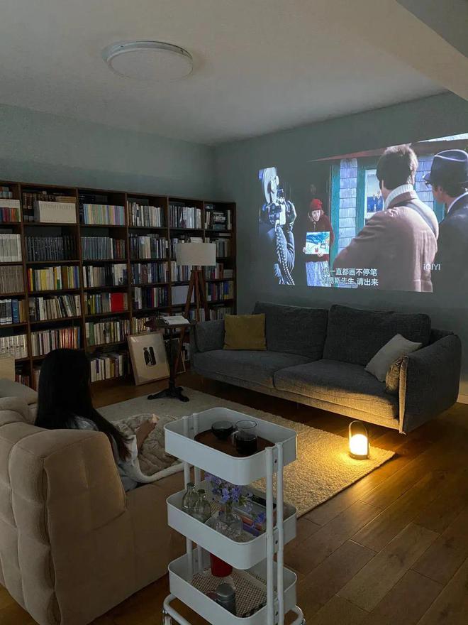 开云网站：四川女子家中藏书破千册满墙书柜成客厅主角网友直呼“太治愈”！(图9)