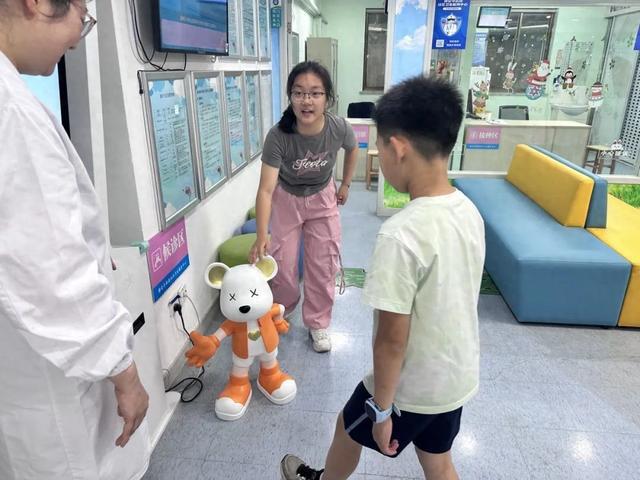 开云网站：孩子害怕医院？这群小朋友兴高采烈游走于科室间→