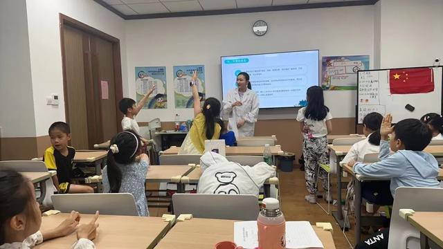 开云网站：孩子害怕医院？这群小朋友兴高采烈游走于科室间→(图4)