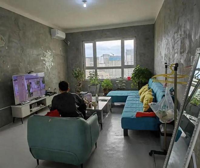 开云网站:一新疆小哥为省钱入住117㎡毛坯房花费了不到2W购置物品!(图2)