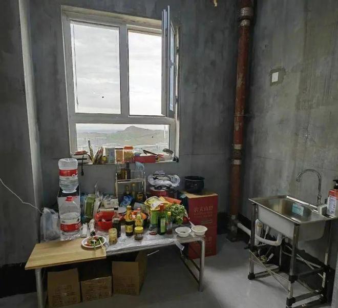 开云网站:一新疆小哥为省钱入住117㎡毛坯房花费了不到2W购置物品!(图4)