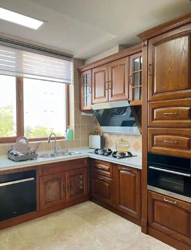 开云网站：发现一户人家的家火了！装修那叫一个高级尤其卧室衣柜太豪气(图6)