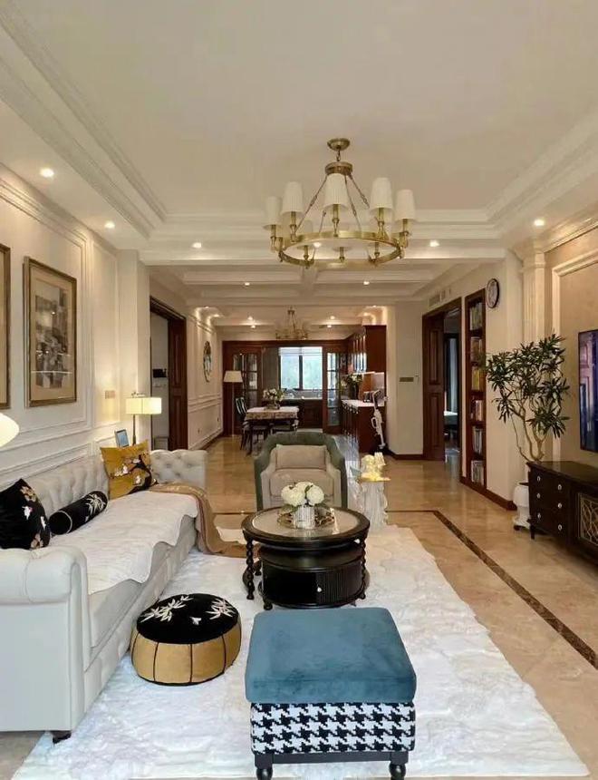 开云网站：发现一户人家的家火了！装修那叫一个高级尤其卧室衣柜太豪气(图5)