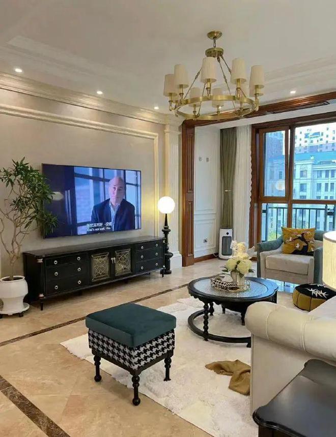 开云网站：发现一户人家的家火了！装修那叫一个高级尤其卧室衣柜太豪气(图2)