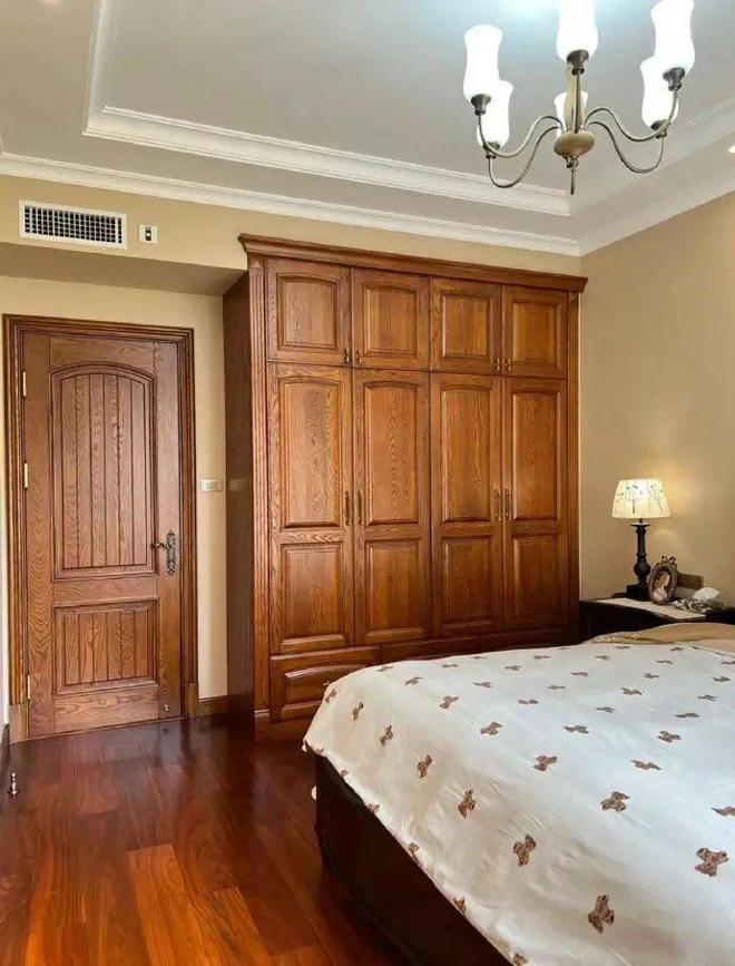 开云网站：发现一户人家的家火了！装修那叫一个高级尤其卧室衣柜太豪气(图8)