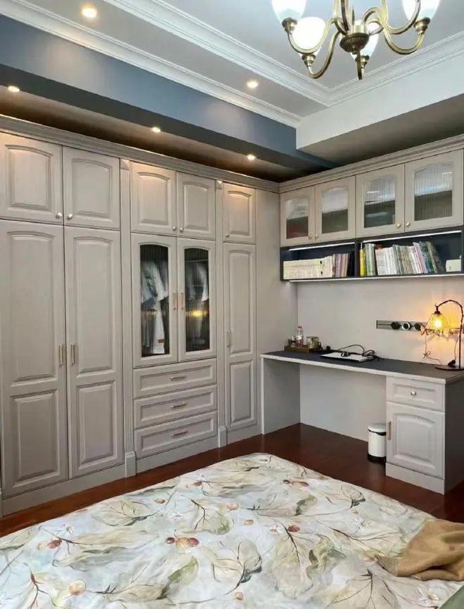 开云网站：发现一户人家的家火了！装修那叫一个高级尤其卧室衣柜太豪气(图10)