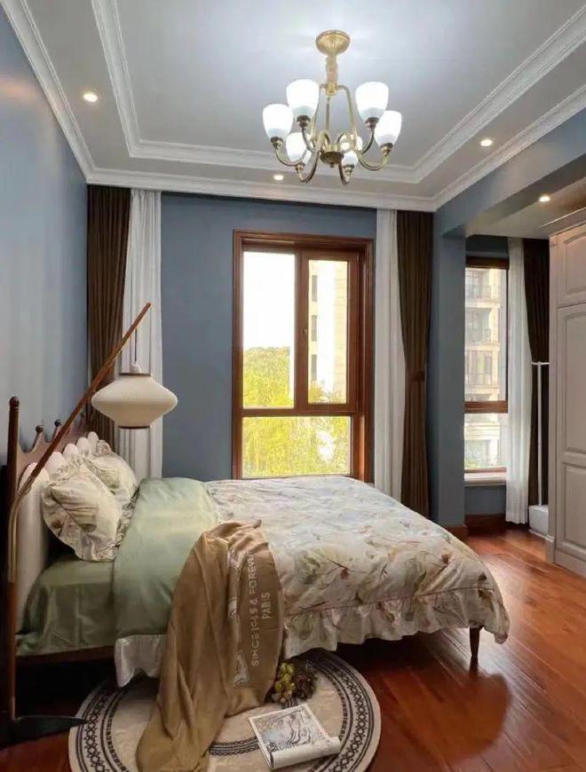 开云网站：发现一户人家的家火了！装修那叫一个高级尤其卧室衣柜太豪气(图9)