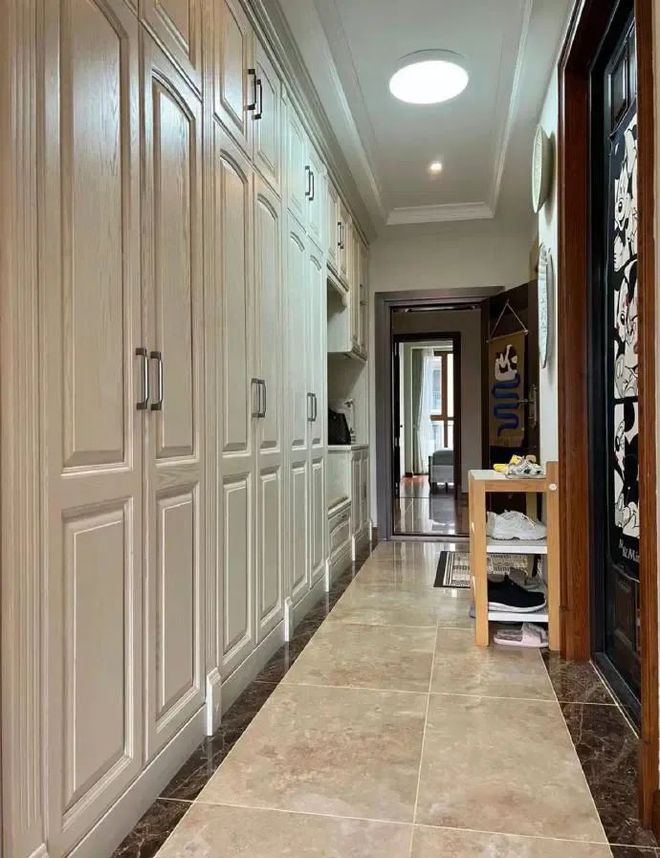 开云网站：发现一户人家的家火了！装修那叫一个高级尤其卧室衣柜太豪气(图11)