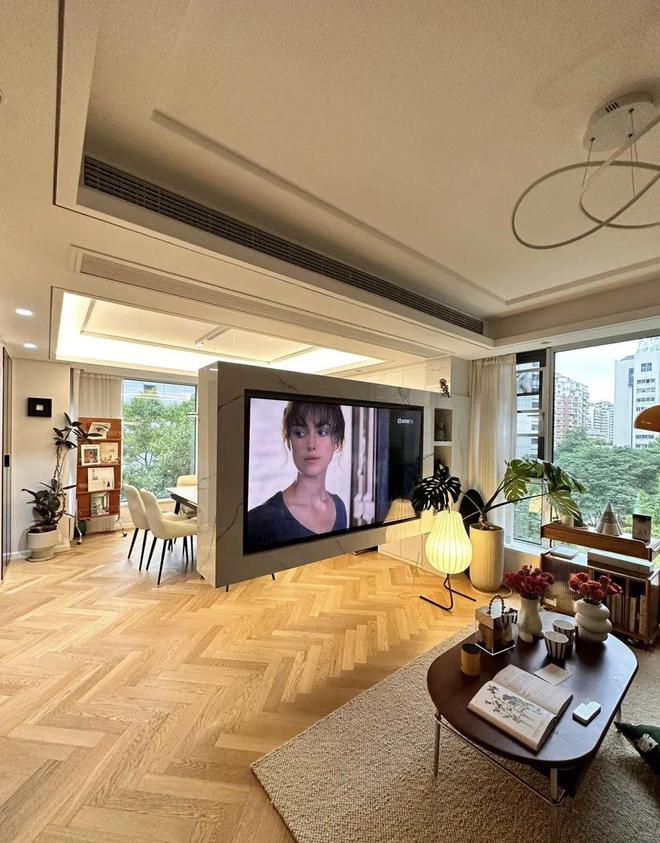 开云网站：浙江夫妻晒出128㎡的家因电视墙装修太过高级而走红网友：太漂亮了！(图2)