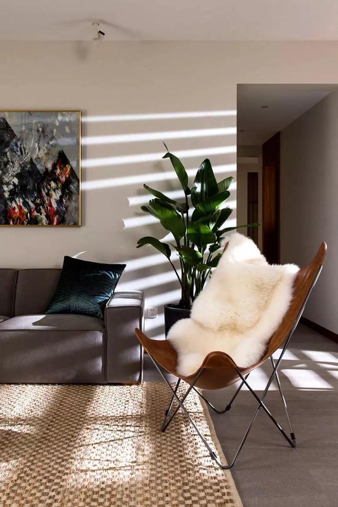 开云网站：小尼宅配142㎡自然主义风格处处透露着令人惊艳的设计感！(图5)