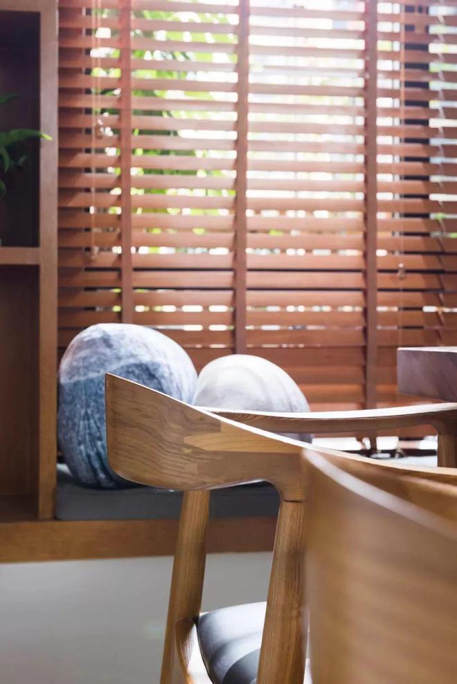 开云网站：小尼宅配142㎡自然主义风格处处透露着令人惊艳的设计感！(图7)