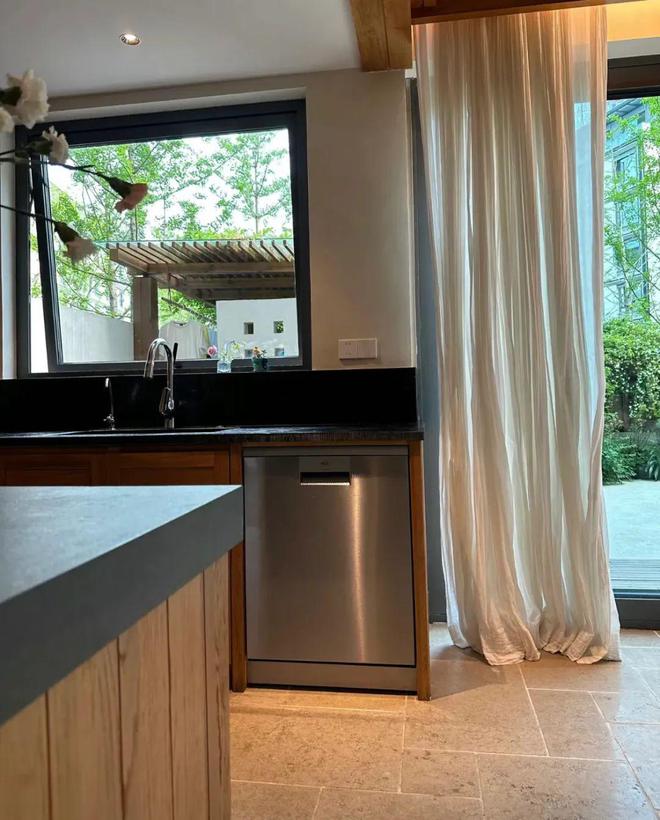 Kaiyun中国：重庆一男子晒出自己新家照把203㎡的大平层装修成度假民宿真的太喜欢啦！(图7)