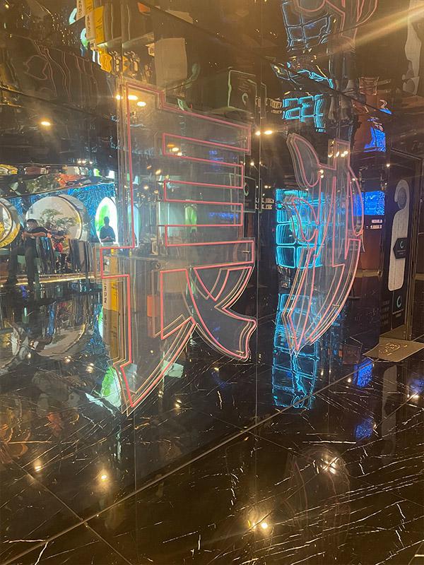 开云网站：酒店用镜面不锈钢装饰是什么体验？