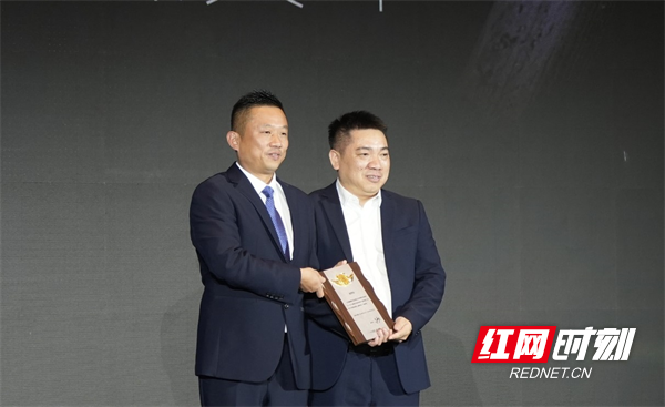 Kaiyun中国：中部定制企业转型升级峰会闭幕同洲木业奥科高定板材闪耀登场(图2)