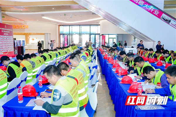 开云网站:2024湖南省室内装饰装修技能大赛落幕工匠精神闪耀舞台(图2)