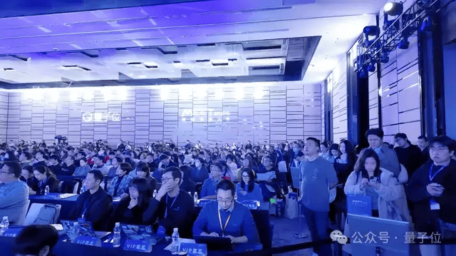 开云网站：李开复周志华纵论AI大模型万字梳理MEET25大咖激辩320万观众同见证(图2)