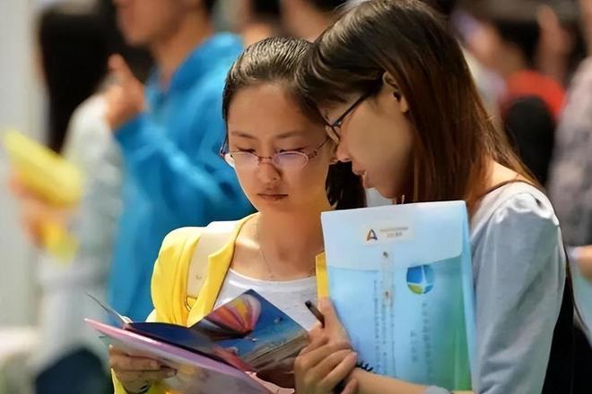 Kaiyun中国：大学生吃低保是社会的耳光还是教育的警钟？深度剖析学历困局(图2)