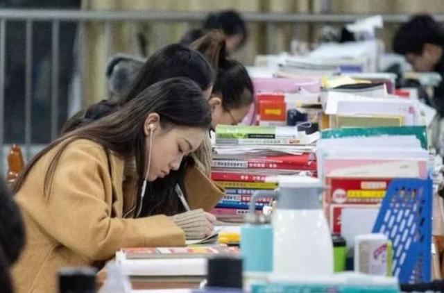 Kaiyun中国：大学生吃低保是社会的耳光还是教育的警钟？深度剖析学历困局(图4)