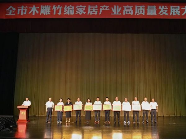 Kaiyun中国：双冠加冕：李忠信红木再揽两项行业大奖续写传奇(图2)