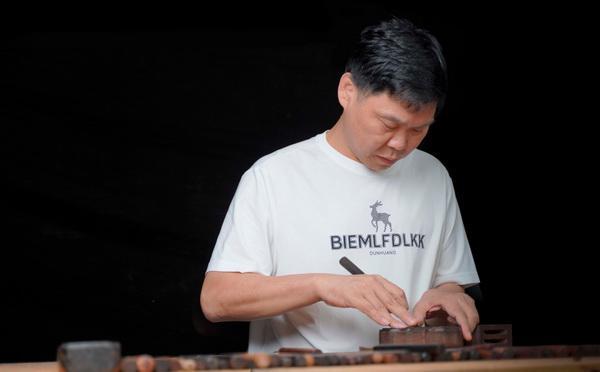 开云网站：葛洪亮红木：35年匠心传承只做当代中国艺术家具(图2)