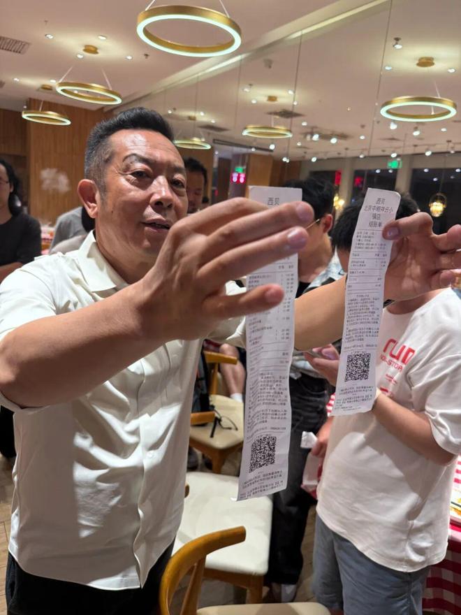 开云网站：罗永浩悬赏10万征集西贝预制菜线索！贾国龙称将起诉罗晒出其账单：5人点15份菜只有两份没吃完(图2)