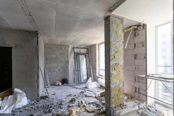 开云网站：太难了！野马施工队装修砸穿天花板业主：有家不能回(图3)