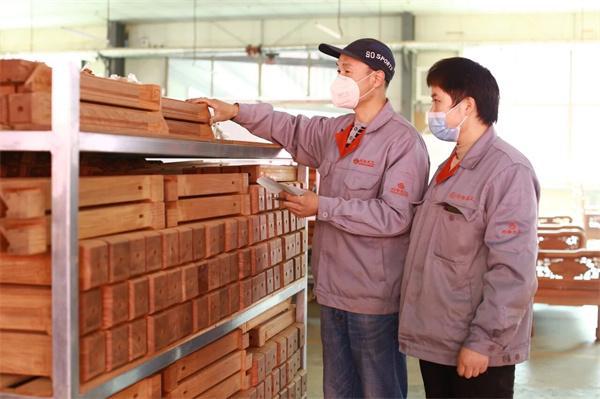 开云网站：传世精品红木品牌巧夺天工：逆流破局掌握“反脆弱”密码(图5)