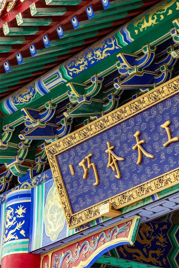 开云网站：传世精品红木品牌巧夺天工：逆流破局掌握“反脆弱”密码(图10)