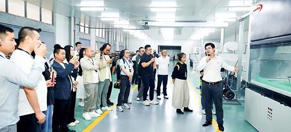 开云网站：玛格实木涂装升级发布会在重庆举行(图4)