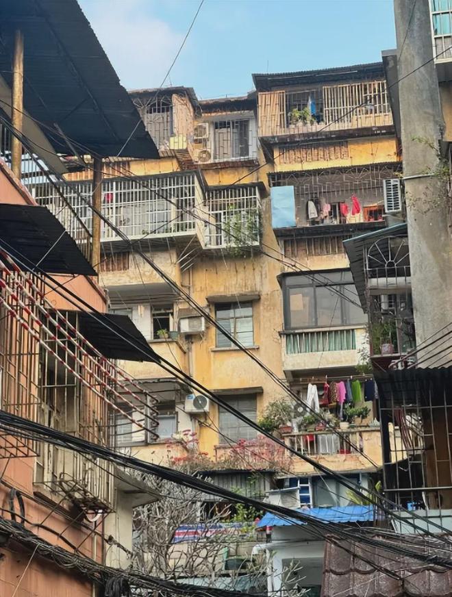 开云网站：曾被嫌弃的“老破小”为啥成了年轻刚需留在城市的最后一张船票(图5)