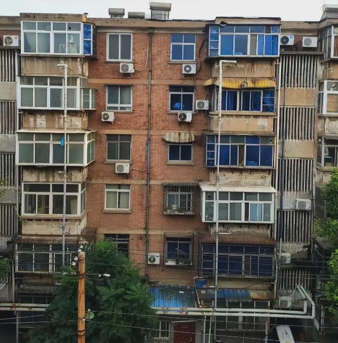 开云网站：曾被嫌弃的“老破小”为啥成了年轻刚需留在城市的最后一张船票